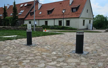 Słupek stały, składany czy automatyczny? Przewodnik po blokadach parkingowych
