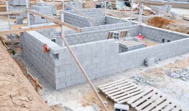 Jak prawidłowo zalać bloczki komorowe? Beton C20/25 i ochrona przed wykwitami